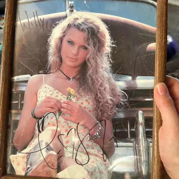Taylor Swift タペストリー Other | Real Signed Taylor Swift Photo 206 Rare | Poshmark